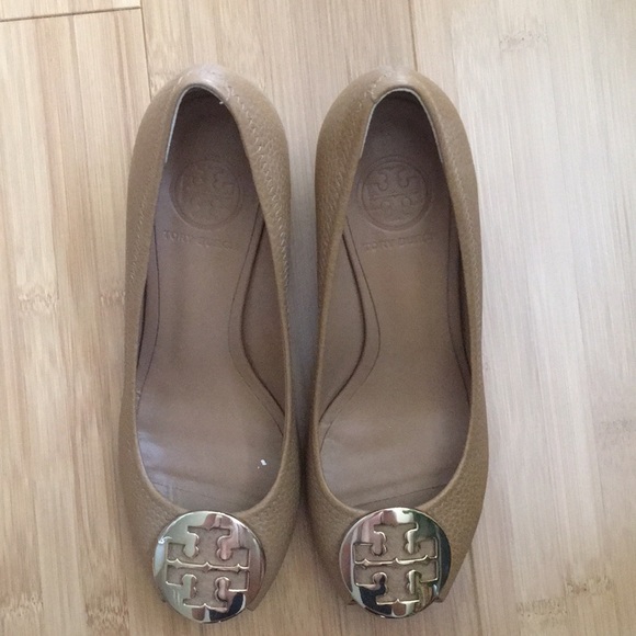 Tory Burch Logo Leather Peep Toe Wedges - Picture 2 of 9